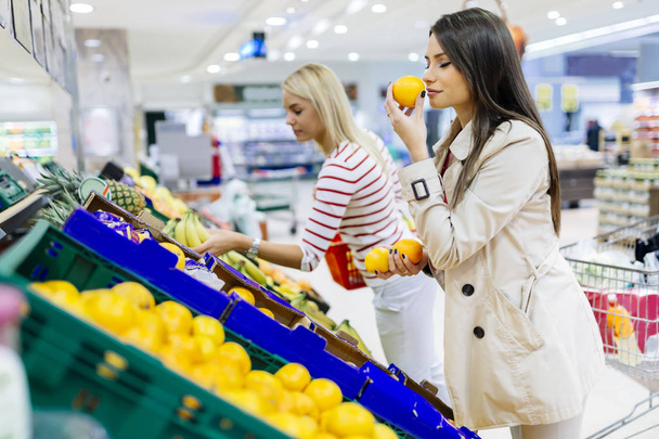 women shopping vegetables and fruits - Foto, Bild