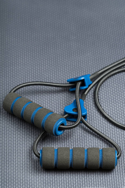 Fitness-elastische Widerstandsbänder an einem Turnhallenboden - Foto, Bild