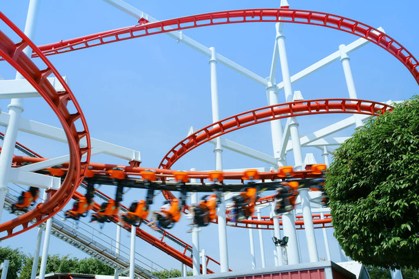 Śmieszne z Roller Coaster w parku rozrywki - Zdjęcie, obraz