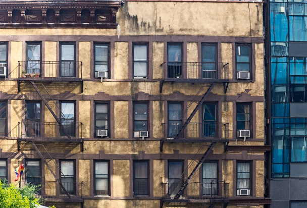Manhattan'ın yüksek Lane Park'tan gördün mü eski bina cephe - Fotoğraf, Görsel