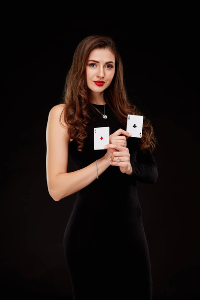 Attrayant jeune femme tenant la combinaison gagnante de cartes de poker
 - Photo, image