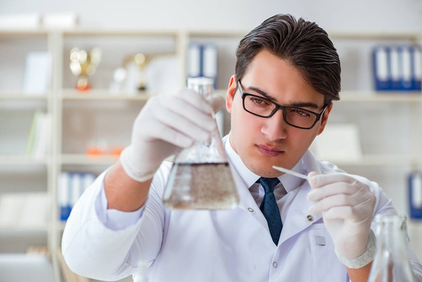 Молодий вчений-дослідник робить вираз забруднення водяного тесту
 - Фото, зображення