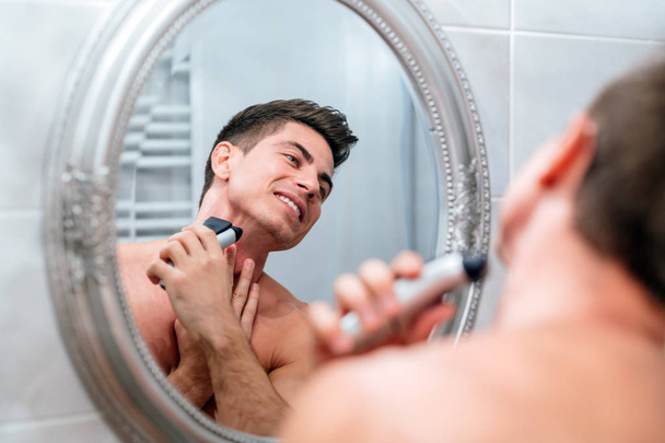 Man shaving in the morning - Foto, immagini