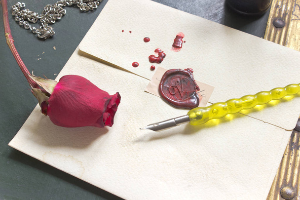 Wax sealed love letter with rose and pen on vintage background - 写真・画像