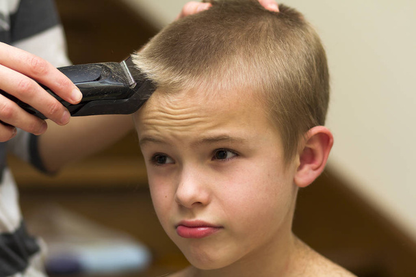 Κομμωτήριο είναι κοπής μαλλιά της ένα παιδί αγόρι στο κουρείο - Φωτογραφία, εικόνα