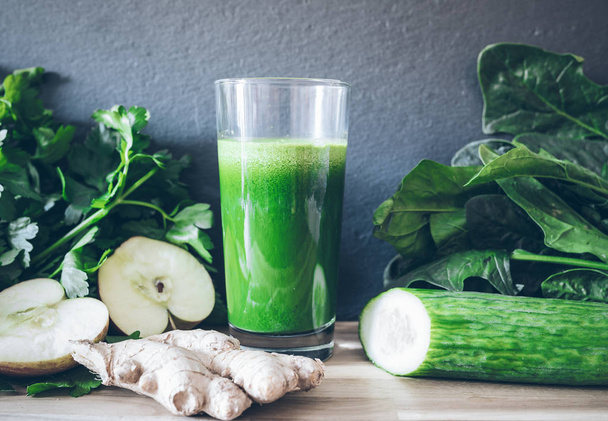 friss zöld egészséges méregtelenítés lé az üveg körül zöldség és gyümölcs - Fotó, kép