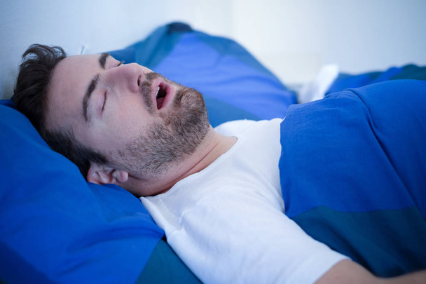 Gezicht close-up van snurken man vanwege hypopnea stoornis - Foto, afbeelding
