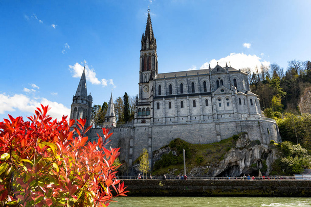 Vue de la basilique Notre-Dame de Lourdes
 - Photo, image