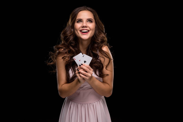 Atractiva joven que sostiene la combinación ganadora de cartas de póquer
 - Foto, imagen