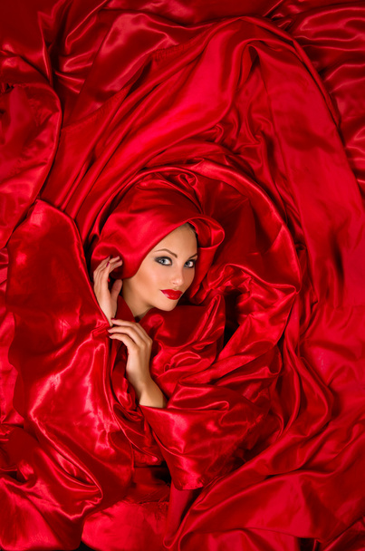 zmysłowy twarz w czerwonych Tkaniny satynowe - Zdjęcie, obraz