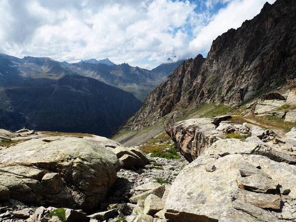 El mirador de los Alpes con las grandes rocas en primer plano Cerca de Chabod en el Parque Nacional Gran Paradiso en el norte de Italia
 - Foto, imagen