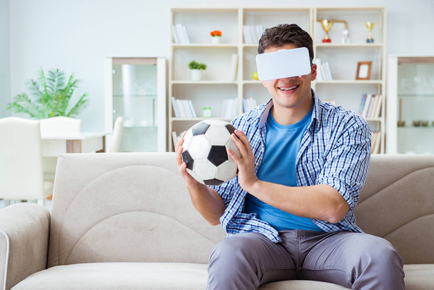 Homem vestindo realidade virtual óculos VR assistindo futebol futebol - Foto, Imagem