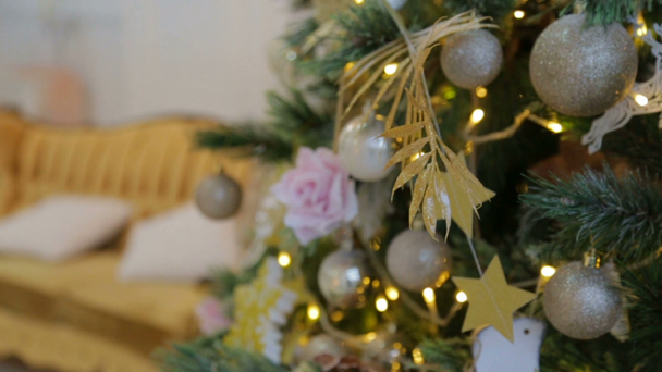 Christmas speelgoed op een kerstboom op New Years Eve - Video