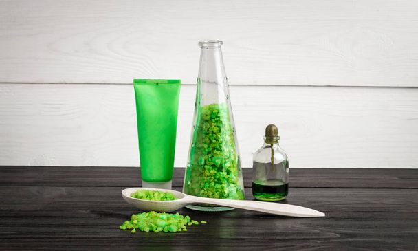 Zöld összetétele kozmetikai kezelés termékek zöld színek: sampon, szappan, só, olaj. - Fotó, kép