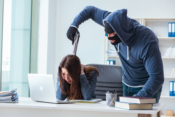 Bűnöző üzletasszony túszul ejtése az irodában - Fotó, kép