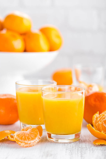 Tangerines, peeled tangerines and tangerine juice in glass. Mandarine juice. - Fotoğraf, Görsel
