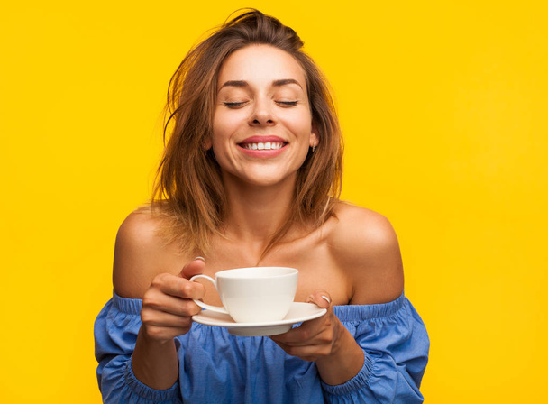 Smiling woman enjoying coffee - 写真・画像