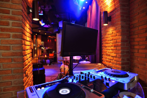 DJ contador en loft bar estilo
 - Foto, Imagen