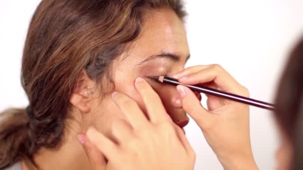 een model met haar make-up toegepast voor een shoot - Video