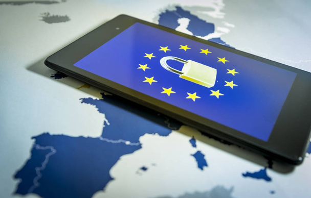 Kłódka i UE flaga wewnątrz smartphone i UE mapę, metafora Gdpr - Zdjęcie, obraz