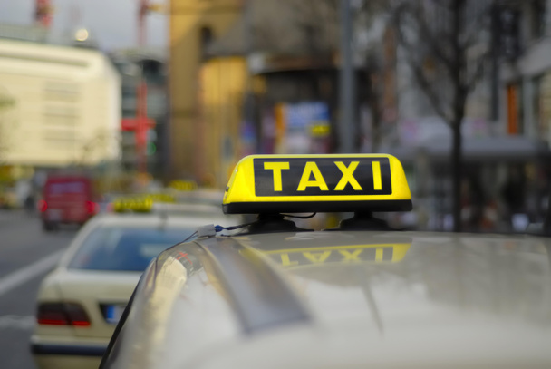 Taxi voiture avec signe jaune
 - Photo, image