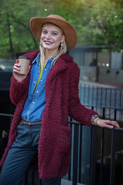 Iloinen blondi nainen juo kuuma espresso ulkona
 - Valokuva, kuva