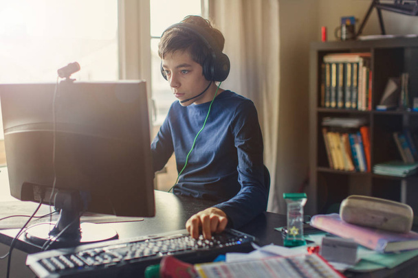 Teenager playing at computer game - 写真・画像
