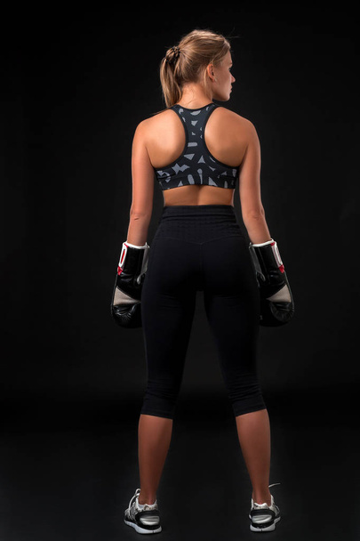 Achteraanzicht van de jonge vrouw dragen bokser handschoenen - Foto, afbeelding