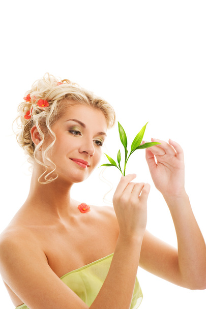 jonge vrouw met groene plant - Foto, afbeelding
