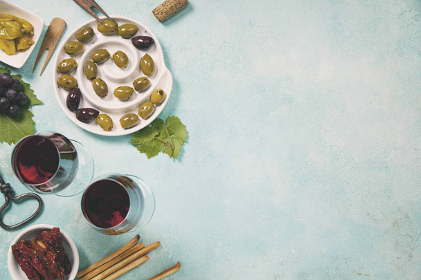 Wine and snack set on blue background - Zdjęcie, obraz