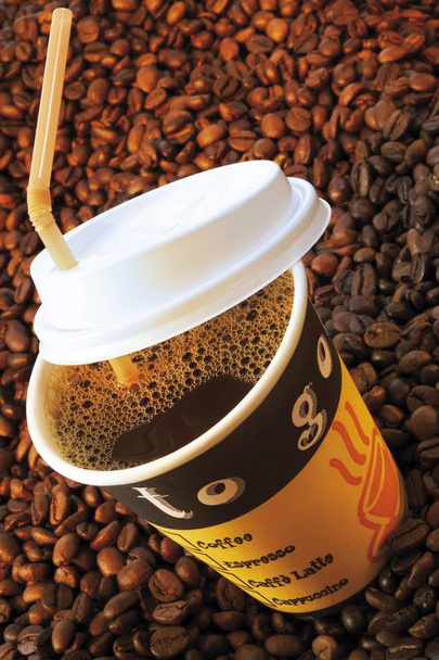 Café à emporter, tasse en papier remplie de café sur la couche de grains de café
 - Photo, image