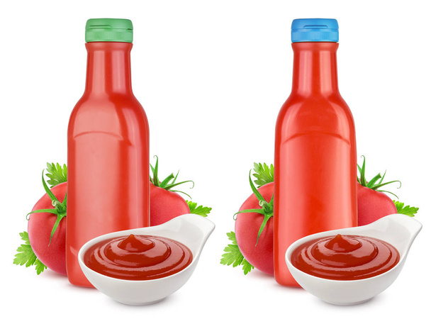 Botella de ketchup de tomate, ketchup en tazón y tomates frescos aislados sobre fondo blanco
 - Foto, Imagen
