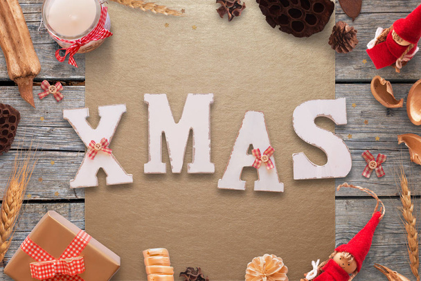 Texto de Navidad sobre tela dorada y escritorio de madera con decoraciones navideñas
 - Foto, imagen