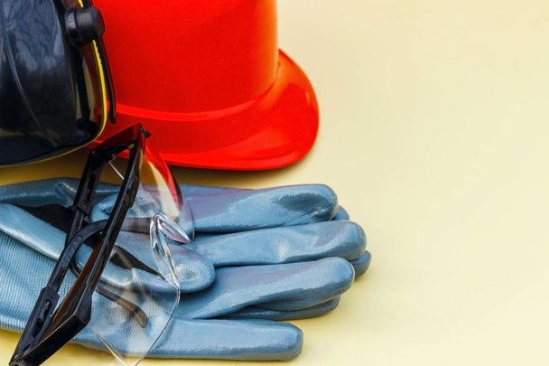 Persoonlijke beschermingsmiddelen: helm, handschoenen, bril. - Foto, afbeelding
