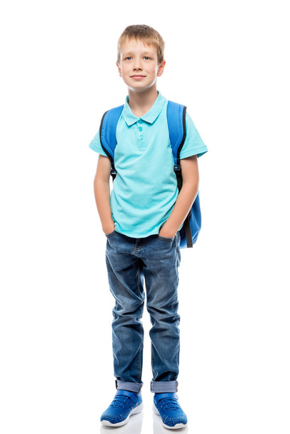 Portret van een schooljongen in volle lengte op een witte achtergrond in  - Foto, afbeelding