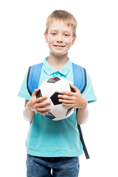 μαθητής με μια μπάλα ποδοσφαίρου που ποζάρουν στο στούντιο σε ένα λευκό bac - Φωτογραφία, εικόνα