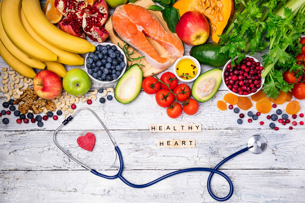 Háttér egészséges élelmiszer-szív. Egészséges élelmiszerek, a táplálkozás és az egészséges élet-koncepció - Fotó, kép