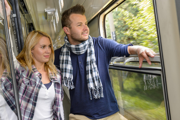 Couple regardant par la fenêtre du train souriant
 - Photo, image