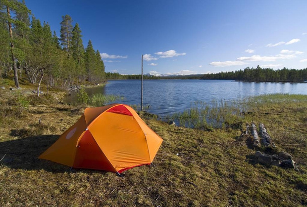 Tent set up on the shore of Lake Femund, Femundsmarka National Park, Femundsmark, Norway, Scandinavia, Europe - Foto, Imagem