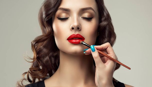  Make-up-Artist trägt roten Lippenstift auf   - Foto, Bild