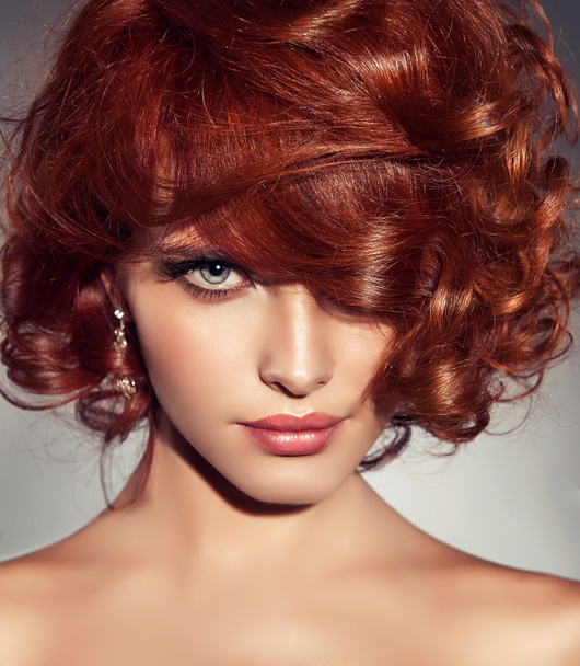 дівчина з коротким червоним кучерявим волоссям
  - Фото, зображення
