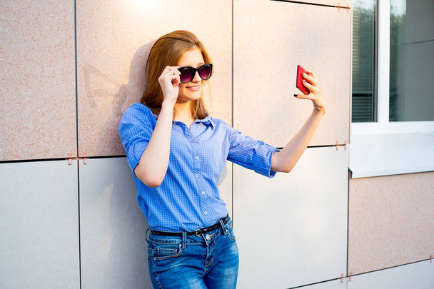 Girl using a smartphone - Zdjęcie, obraz