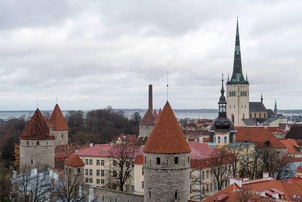Vista otoñal de la ciudad vieja. Estonia, Tallin
. - Foto, imagen