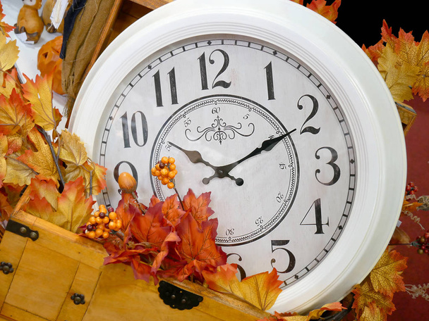 Vintage ρολόι φθινόπωρο διακοσμητικά φύλλα. - Φωτογραφία, εικόνα
