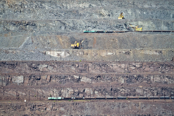 Excavadora cargando mineral de hierro en vagón de mercancías en la mina a cielo abierto de mineral de hierro. Krivoy Rog, Ucrania
 - Foto, Imagen