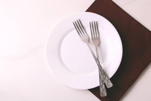 Food background. White empty plate, cutlery, napkin. Top view, c - Foto, Imagem