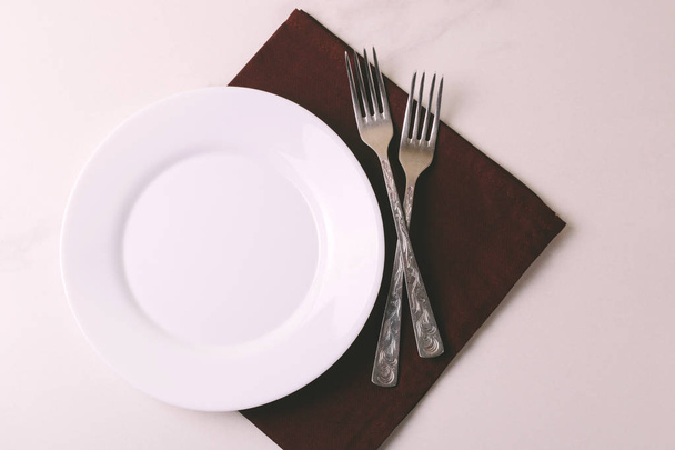 Food background. White empty plate, cutlery, napkin. Top view, c - Foto, Imagem