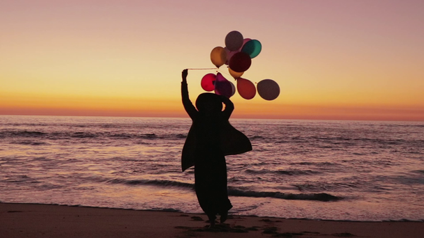 Mujer caminando con globos
 - Metraje, vídeo
