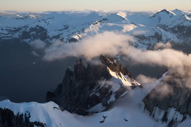 Aerial landscape view of Tantalus Range. Taken near Squamish North from Vancouver, British Columbia, Canada. - Foto, Imagen