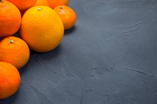 Narancs és mandarin vintage fekete a beton háttér - Fotó, kép